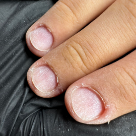 Perfecte manicures voor korte en brede nagels: Kleuren, vormen en stijltips